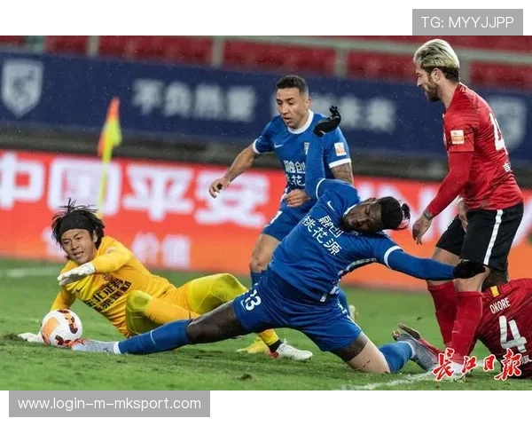 武汉三镇底线传中落点极佳，多次险些破门